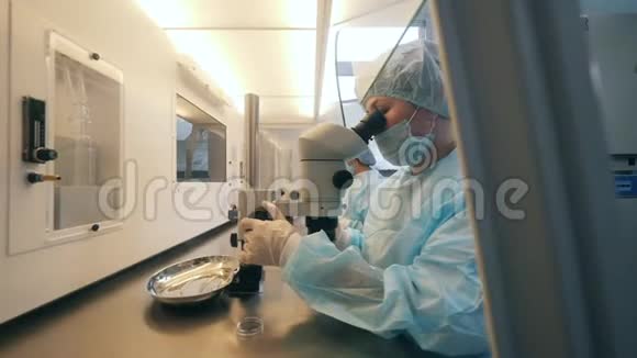 实验室里有个女人分析化学物质冠状病毒附血症病毒疫苗概念视频的预览图