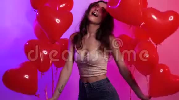 快乐的女人有心形的球跳舞视频的预览图