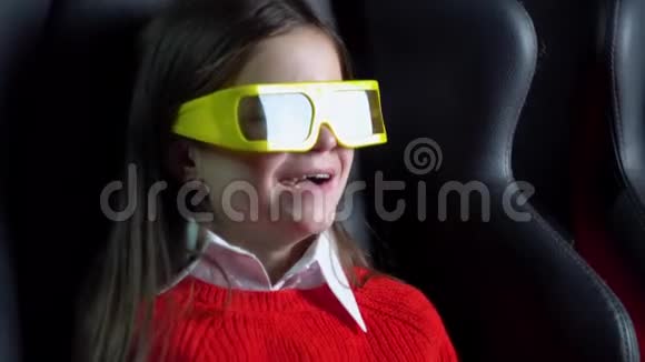 3D眼镜看电影的小女孩视频的预览图