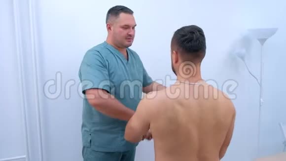 脊医医生在临床上病人进行康复治疗视频的预览图