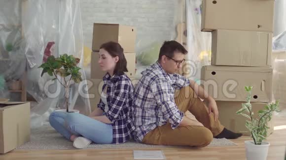 担心的一对中年男人和女人坐在盒子中间移动视频的预览图