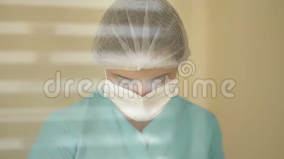 护士戴着医用口罩和一次性帽子病毒防护视频的预览图