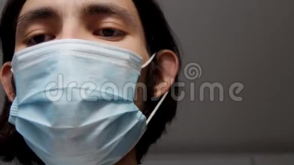 戴着外科口罩遮住下半边脸的男人医疗和保健概念视频的预览图