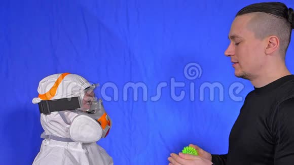 病病患者感染喷嚏医生戴防护医用口罩呼吸器显示病毒模型绿色球球视频的预览图