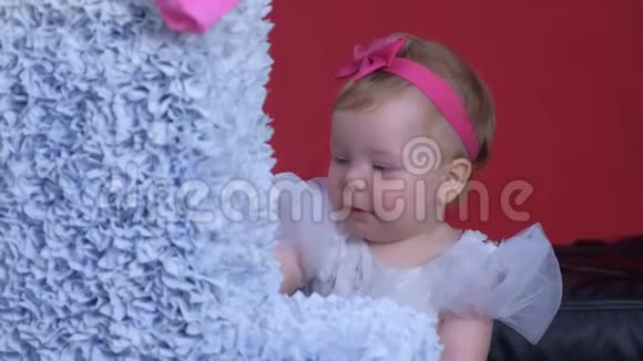 一岁生日的女婴在家中玩的肖像视频的预览图