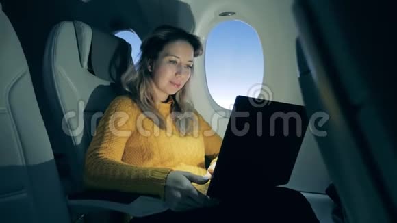 可爱的女人在日出时在飞机上工作视频的预览图