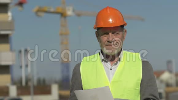 企业画像建筑工人戴着安全帽的建筑工人微笑自信成功视频的预览图