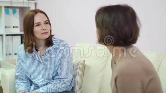 心理医生办公室的一个女人视频的预览图