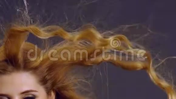 女性飞行头发的缓慢运动视频的预览图