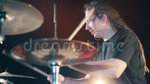 鼓手演奏鼓包一个男人用棍子排练鼓视频的预览图