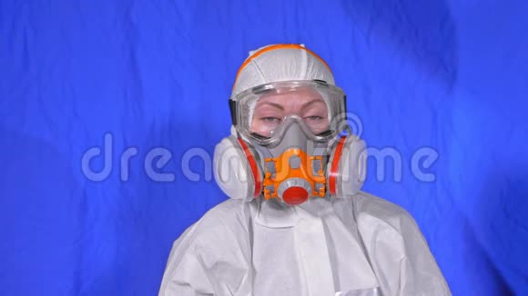 病毒在空气中飞向医生呼吸器科学病毒学家女人靠近穿着保护医疗视频的预览图