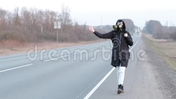 一个戴防毒面具的女孩站在路边试图停车视频的预览图