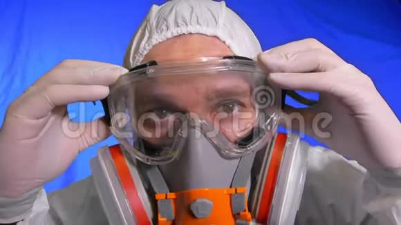 呼吸器科学病毒学家人近看戴防护医用口罩概念健康安全视频的预览图