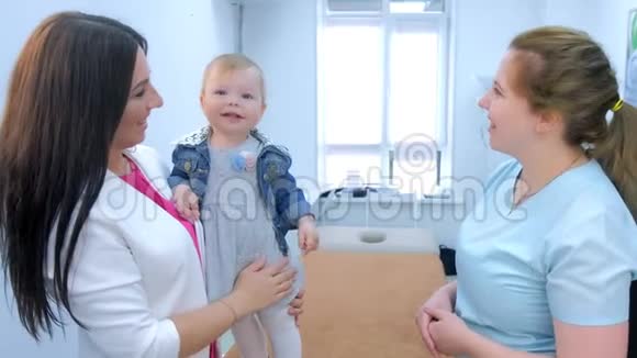 妈妈带着她的女婴去诊所咨询按摩医生视频的预览图