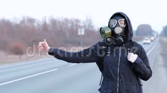 一个戴防毒面具的女孩站在路边试图停车视频的预览图