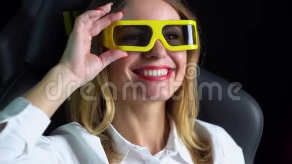 女人在电影院看激动人心的电影戴着3D眼镜视频的预览图