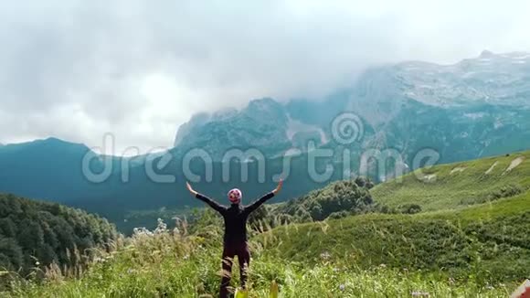 活跃的女人欣赏和欣赏高加索山脉的美丽景色站在悬崖附近阿代盖视频的预览图