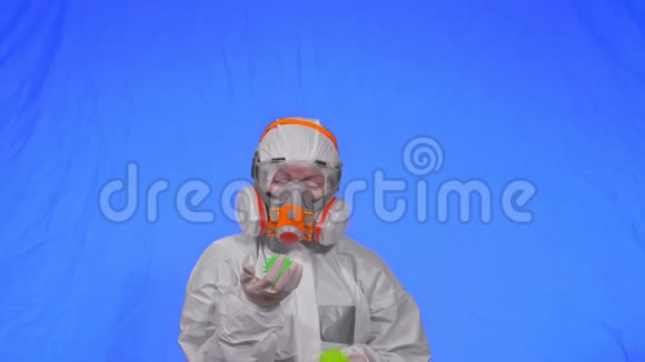 呼吸器医生展示病毒模型慢动作女佩戴防护医用气雾剂喷漆口罩绿色球球视频的预览图