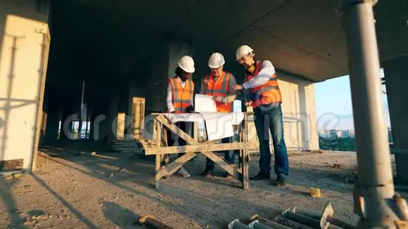 专业建筑商在工地上讨论建筑工程视频的预览图