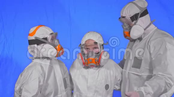 家庭盾牌保护拯救生命免受病毒的侵害人画像佩戴防护医用气雾剂喷漆面具视频的预览图