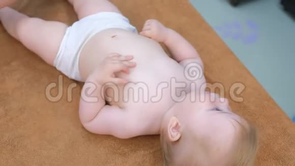 医生在诊所做预防性按摩的微笑婴儿的肖像视频的预览图