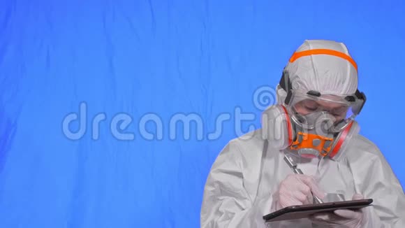呼吸器的病毒学家用手写笔在平板电脑中写作戴防护口罩的妇女视频的预览图