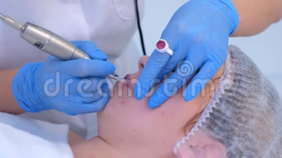 美容师用纹身机为女孩制作嘴唇微滑程序视频的预览图