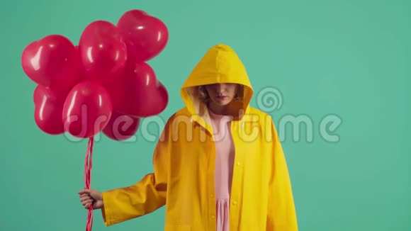 疯狂的女人庆祝情人节手里拿着红色的气球穿着黄色的绿色的视频的预览图