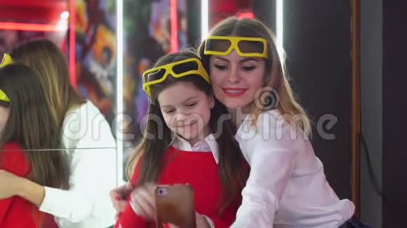 带着小女儿的女人在电影院用3D眼镜自拍视频的预览图