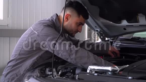 在汽车修理厂修理汽车的专业技工汽车服务维修和保养视频的预览图