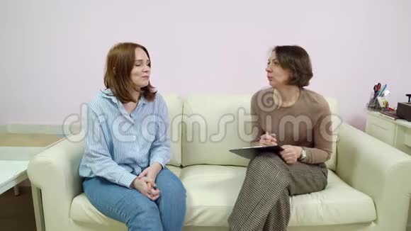 心理咨询处的女人笑了视频的预览图