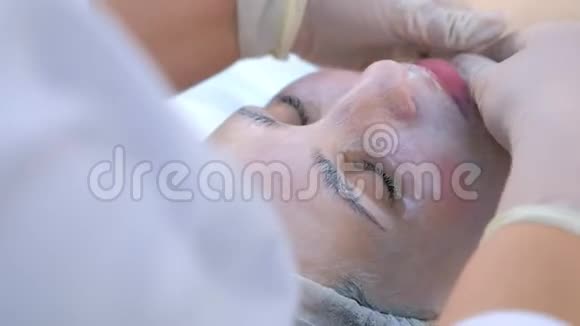 美容师用保湿面膜做面部按摩女人的脸视频的预览图