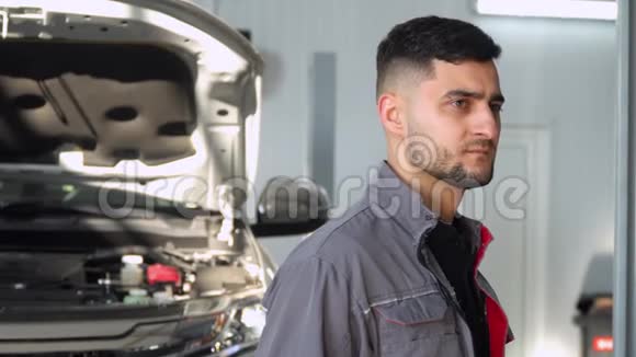 汽车修理厂的专业技工汽车服务维修和保养视频的预览图