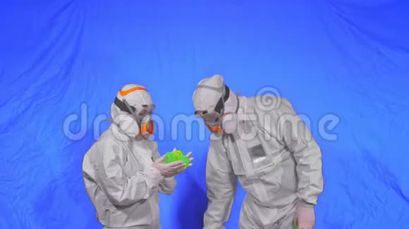 呼吸器医生展示病毒模型慢动作女佩戴防护医用气雾剂喷漆口罩绿色球球视频的预览图