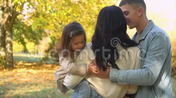 秋天公园的幸福家庭幸福的家庭观念秋天视频的预览图