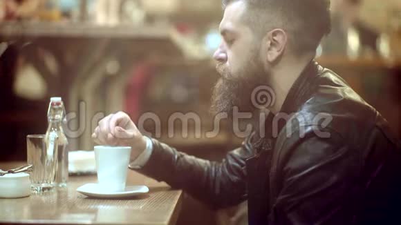 帅哥在咖啡馆喝杯咖啡自信的人在户外咖啡馆放松看上去很忧郁视频的预览图