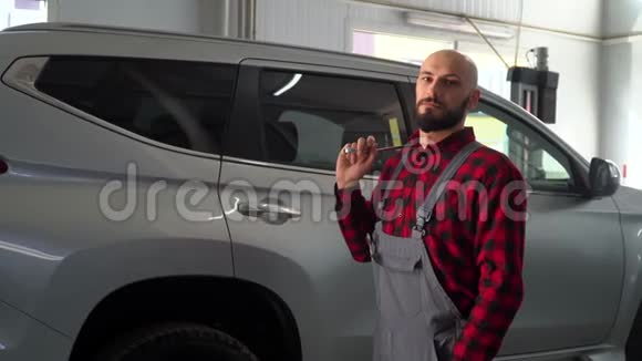 汽车修理店里有胡子的机械师汽车服务维修和保养视频的预览图