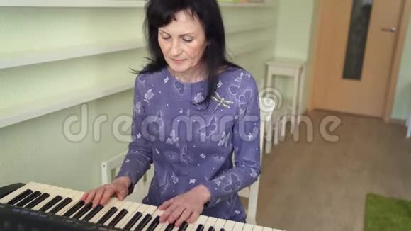 年长的女性演奏同步旋律视频的预览图