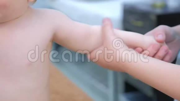 专业医生按摩师在诊所为手头的婴儿做按摩特写视频的预览图