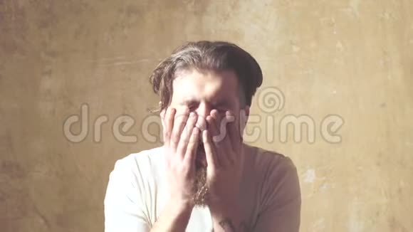 胡子男早上洗脸男人在浴室刮胡子后在脸上喷水视频的预览图