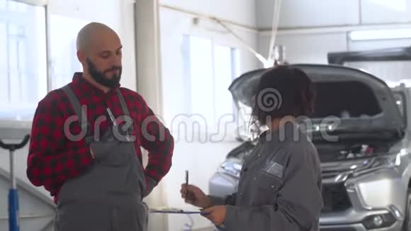 汽车修理车间两名专业技工男女女老板骂她的下属视频的预览图