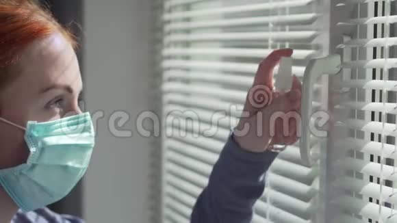 女在家消毒窗柄视频的预览图
