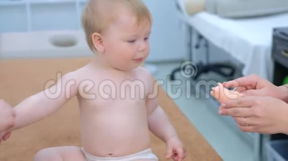 医生在诊所做预防性按摩的微笑婴儿的肖像视频的预览图