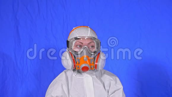 女士特写肖像佩戴防护医用气雾剂喷漆口罩呼吸器概念健康安全视频的预览图