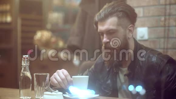 咖啡馆里长胡子的男人严肃的人在咖啡馆里喝了一杯咖啡自信的成功男人在户外放松视频的预览图