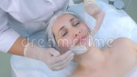 美容师在美容诊所用面膜敷于女性面部视频的预览图