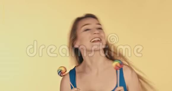 两个棒棒糖的女人视频的预览图