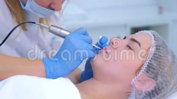 美容师在嘴唇上涂上永久的化妆品用纹身机制作轮廓视频的预览图