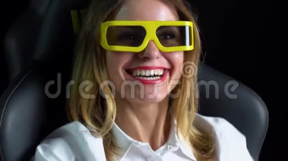 女人在电影院看激动人心的电影戴着3D眼镜视频的预览图