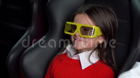 3D眼镜看电影的小女孩视频的预览图